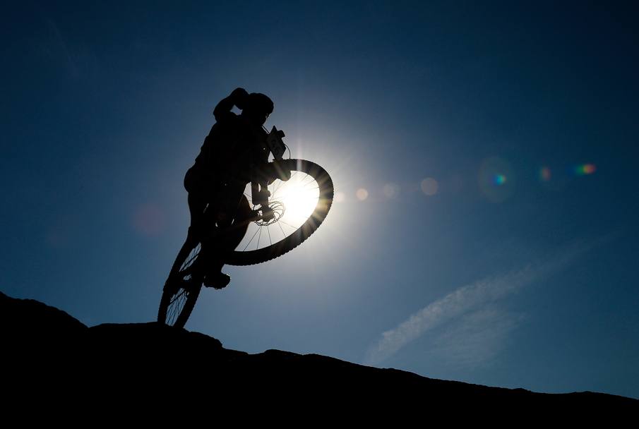 Un atleta in gara per l&#39;International Mountain Bike Challenge a Rio de Janeiro (Getty Images)